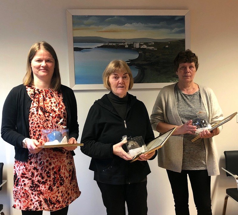 Við afhendingu viðurkenninganna. Ingibjörg Jónsdóttir f.h. Leikflokks Húnaþings vestra, Elínborg Sigurgeirsdóttir og Þuríður Þorleifsdóttir. Mynd: hunathing.is