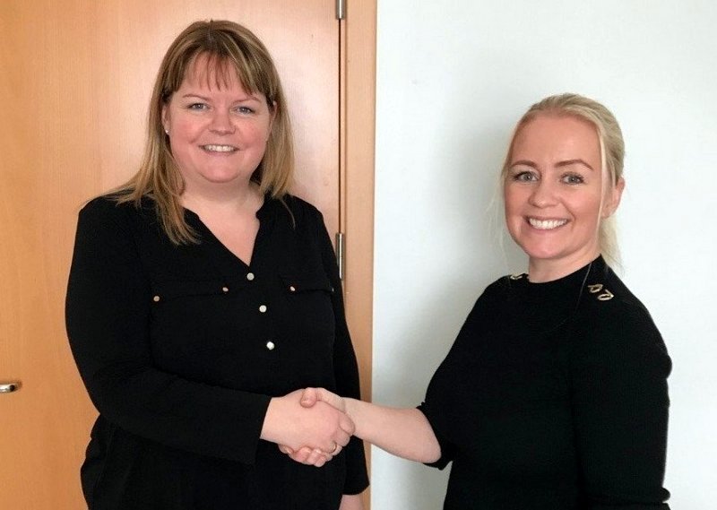 Þórdís Hauksdóttir fræðslustjóri Austur-Húnavatnssýslu og Ester Ingvarsdóttir sálfræðingur og eigandi Sensus slf. við undirritun samningsins.
