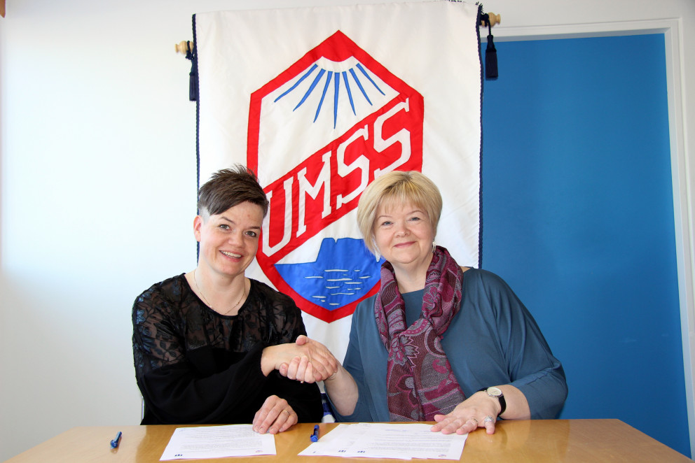 Mynd: Klara Helgadóttir og Ásta Pálmadóttir undirrita samstarfssamning á milli UMSS og Svf. Skagafjarðar. Mynd: PF.