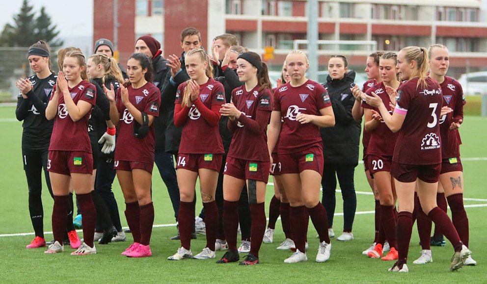 Það var sárt að falla. Stólastúlkur klappa fyrir stoltu stuðningsliði sínu sem hefur verið duglegt að styðja við bakið á liðinu, heima og að heiman. MYND: ÓAB