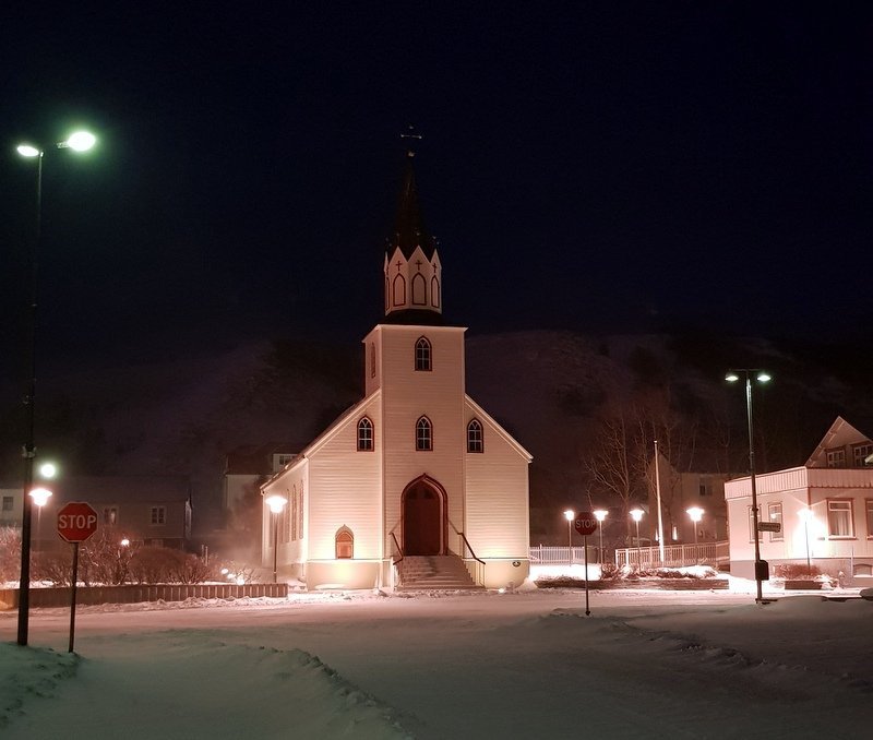 Sauðárkrókskirkja í morgundimmunni á bóndadegi. Til stendur að lýsa hana appelsínugula þar sem einn viðmælandinn í herferðinni er af Króknum. Mynd. PF.