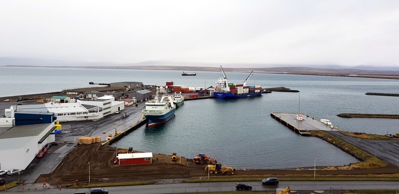 Mynd: Í síðustu viku var margt að gerast á höfninni á Sauðárkróki. Málmey við bryggju ásamt Vísisbátnum Fjölni sem landar vikulega á Króknum og Hoffellinu sem setti nýtt met. Úti fyrir bíður Silver Pearl eftir því að fá að landa 770 tonnum af rækju fyrir Dögun. Í forgrunni er verið að malbika og á enda sandfangara má greina vörubíl fullhlaðinn stórgrýti. Mynd: PF