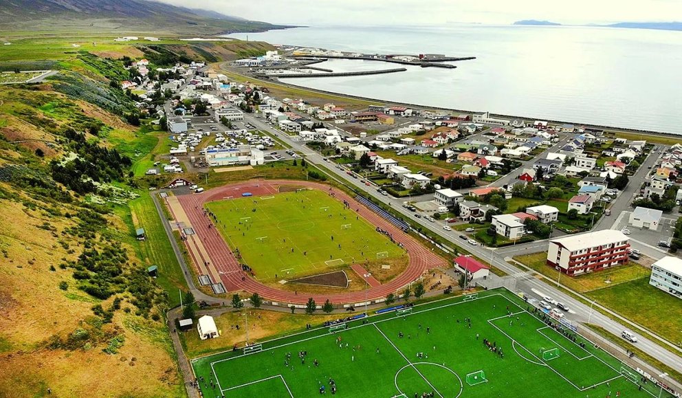 Séð yfir íþróttasvæðið og eldri hluta byggðar á Sauðárkróki. MYND AF VEF HMS