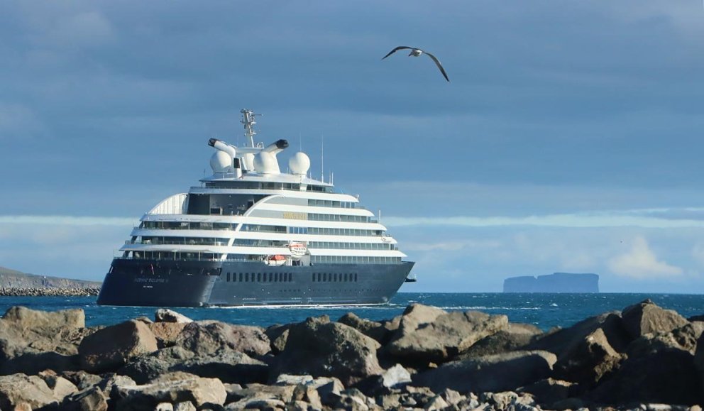 Lúxus skemmtiferðaskipið kemur til hafnar á Sauðárkróki og Drangey í baksýn. MYND: ÓAB