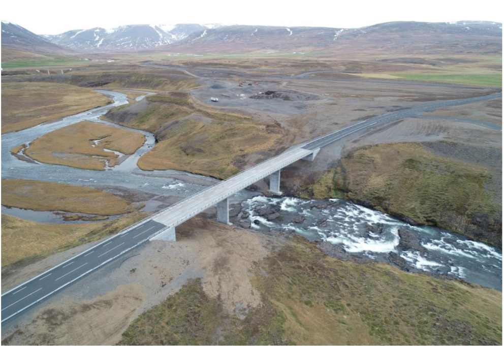 Nýja tvíbreiða brúin yfir Laxá í Refasveit.MYND VEGAGERÐIN