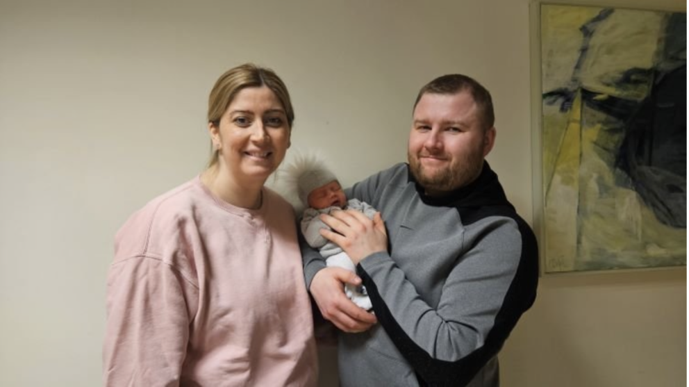 Arna Ingimundardóttir og Jóhann Helgason með nýfædda gullið sitt. MYND VIKUBLAÐIÐ