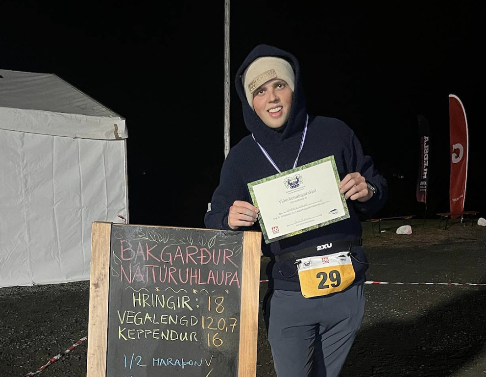 Hörður kominn í mark eftir að hafa hlaupið tæplega 121 kílómetra. MYNDIR AÐSENDAR