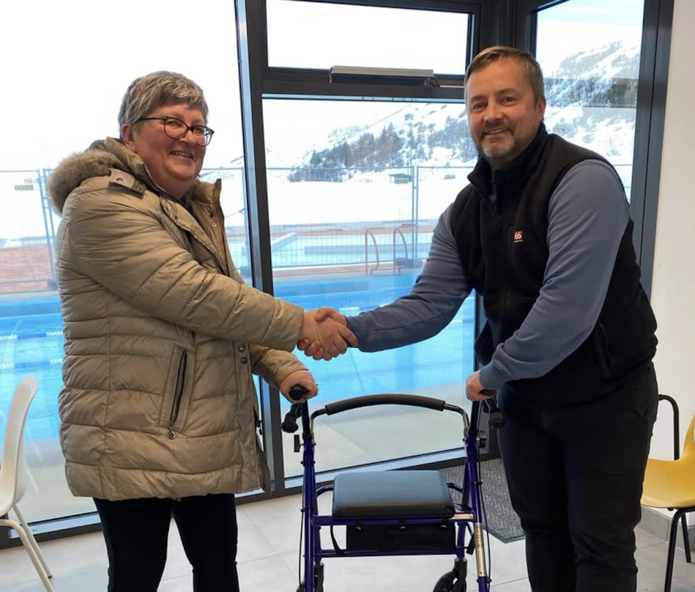 Ásta Ólöf ásamt Þorvaldi Gröndal við afhendingu á göngugrindinni. MYND SKAGAFJÖRÐUR