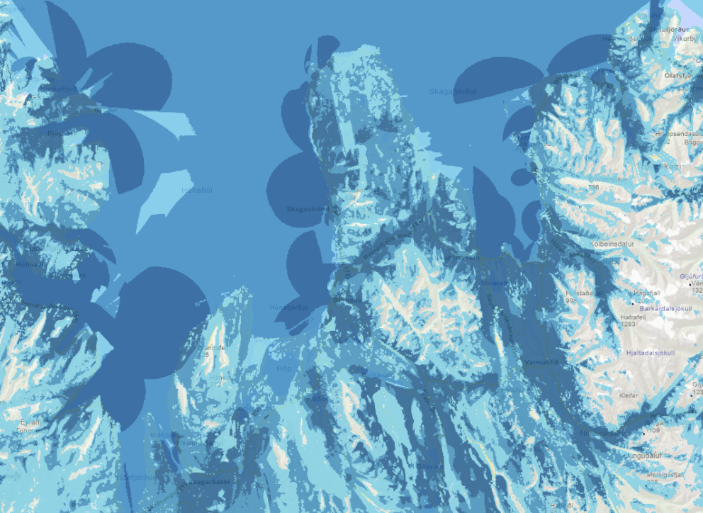 Þetta kort á að sýna útbreiðslu 4G kerfis Símans á Norðurlandi vestra. Dökkbláu svæðin gefa til kynna gott samband en þau ljósbláu slakara samband. Nefndin hefur m.a. áhyggur af því að kortið gefi til kynna betra samband en það raunverulega er miðað við reynslu íbúa í Skagafirði. SKJÁSKOT AF SÍÐU FJARSKIPTASTOFU