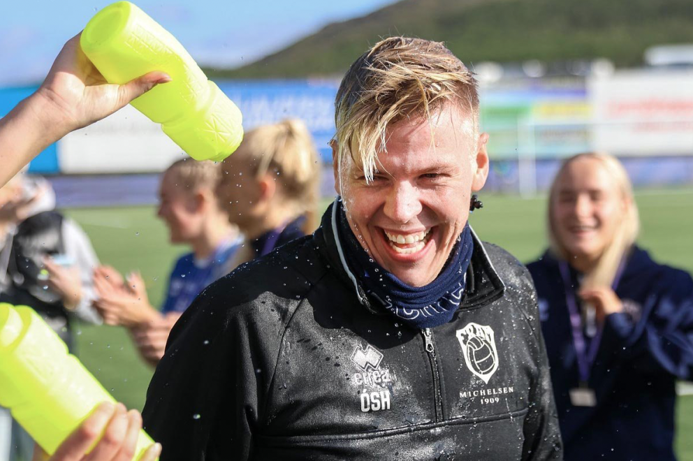 Óskar Smári kampakátur eftkr að hafa tryggt lið Fram sæti í Bestu deildinni í fyrra. Það er gaman að sjá kappann brosa en við skulum vona að Bryndís brosi breiðar í kvöld. MYND AÐSEND