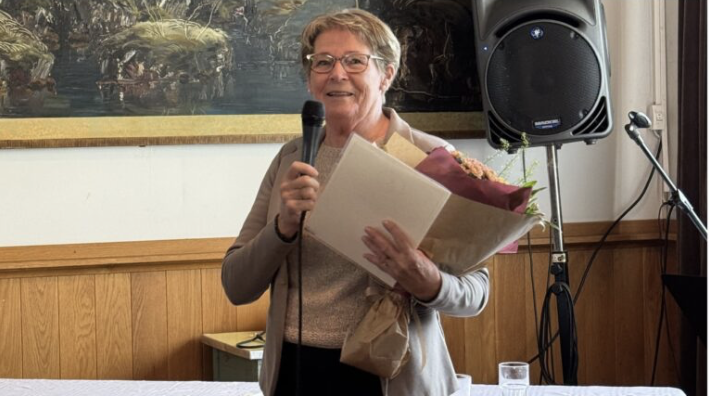 Elín fær viðurkenninguna. MYND FÍSOS