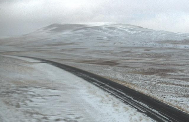 Aðstæður á Þverárfjallsvegi um 8:30 í morgun. SKJÁSKOT AF UMFERÐIN.IS