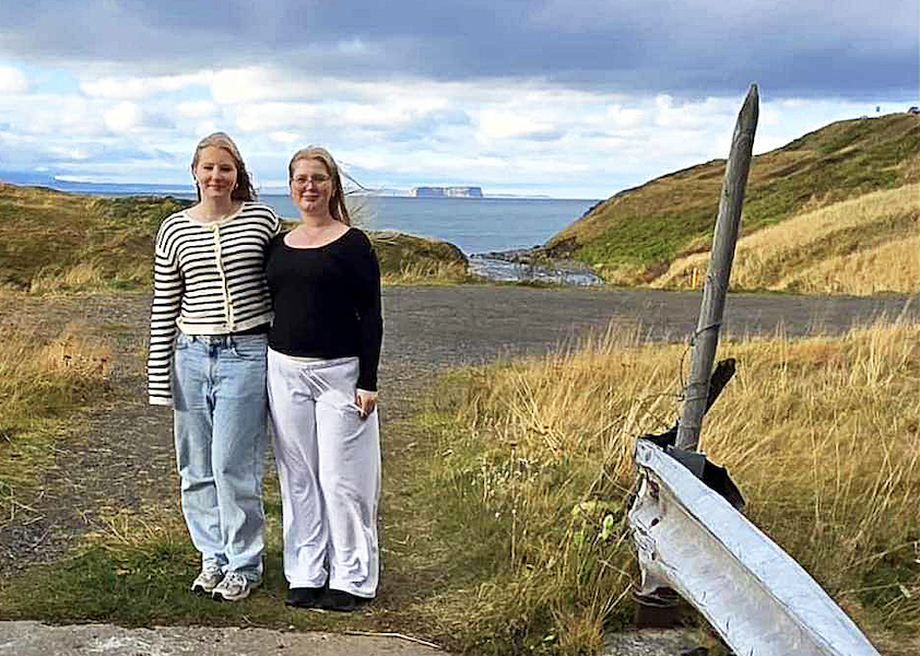 Bettý Lilja Hjörvarsdóttir og Íris Lilja Magnúsdóttir höfundar Aftur heim. MYND VALA