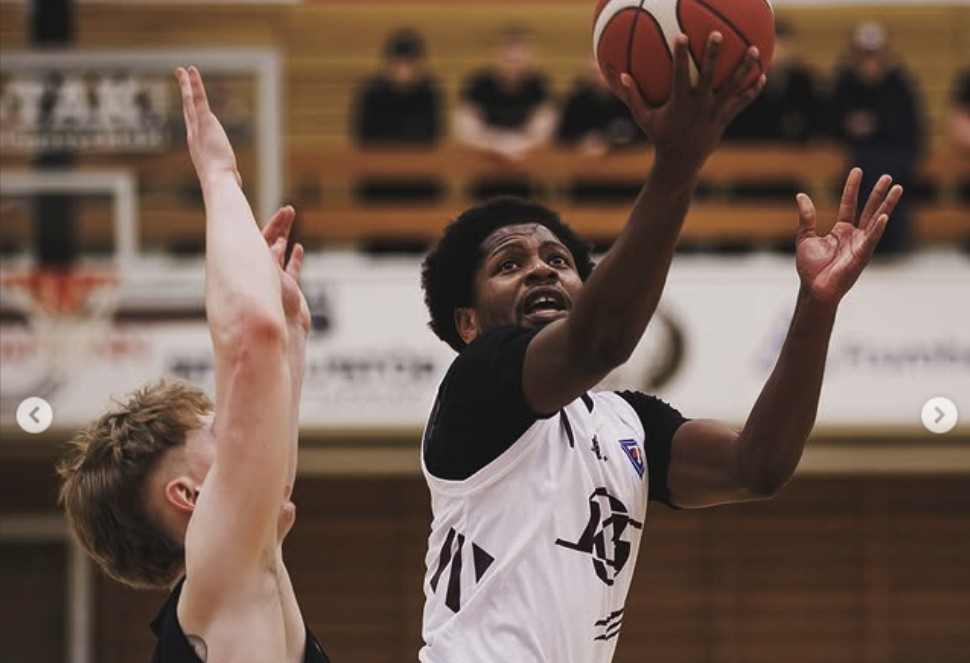 Basile sækir að körfu gestanna. MYND: DAVÍÐ MÁR