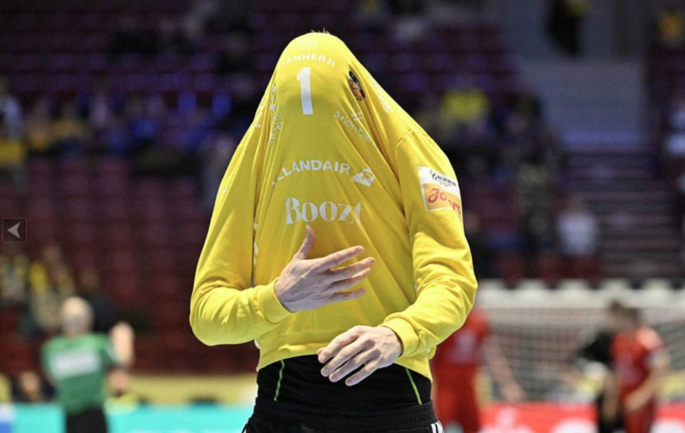 Það er ekki víst að allir geti horft á handboltann í kvöld sökum spennu. Við skulum þó vona að Viktor Gísli verði með augu á boltanum og verji eins og berserkur. MYND AF MBL