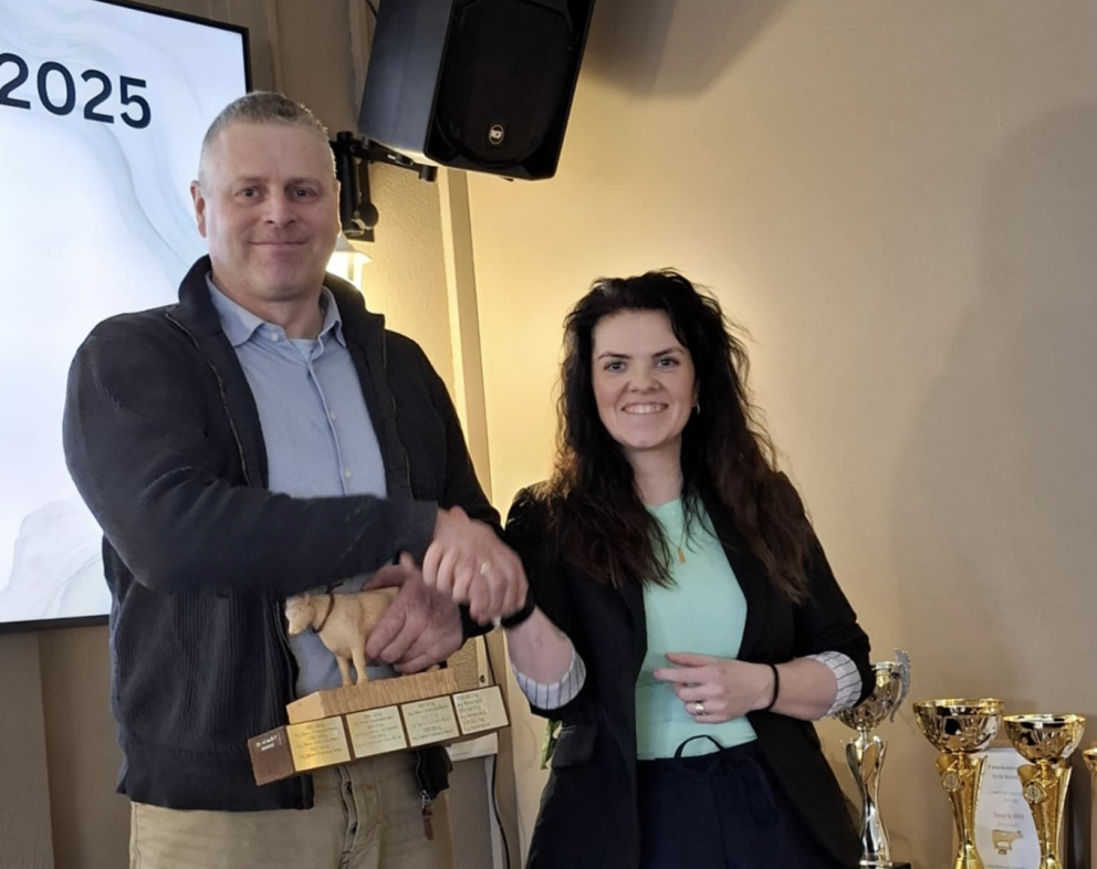 Þórdís Halldórsdóttir afhenti nágranna sínum Bessa Frey Vésteinssyni í Hofsstaðaseli, verðlaun á aðalfundi. MYND AÐSEND