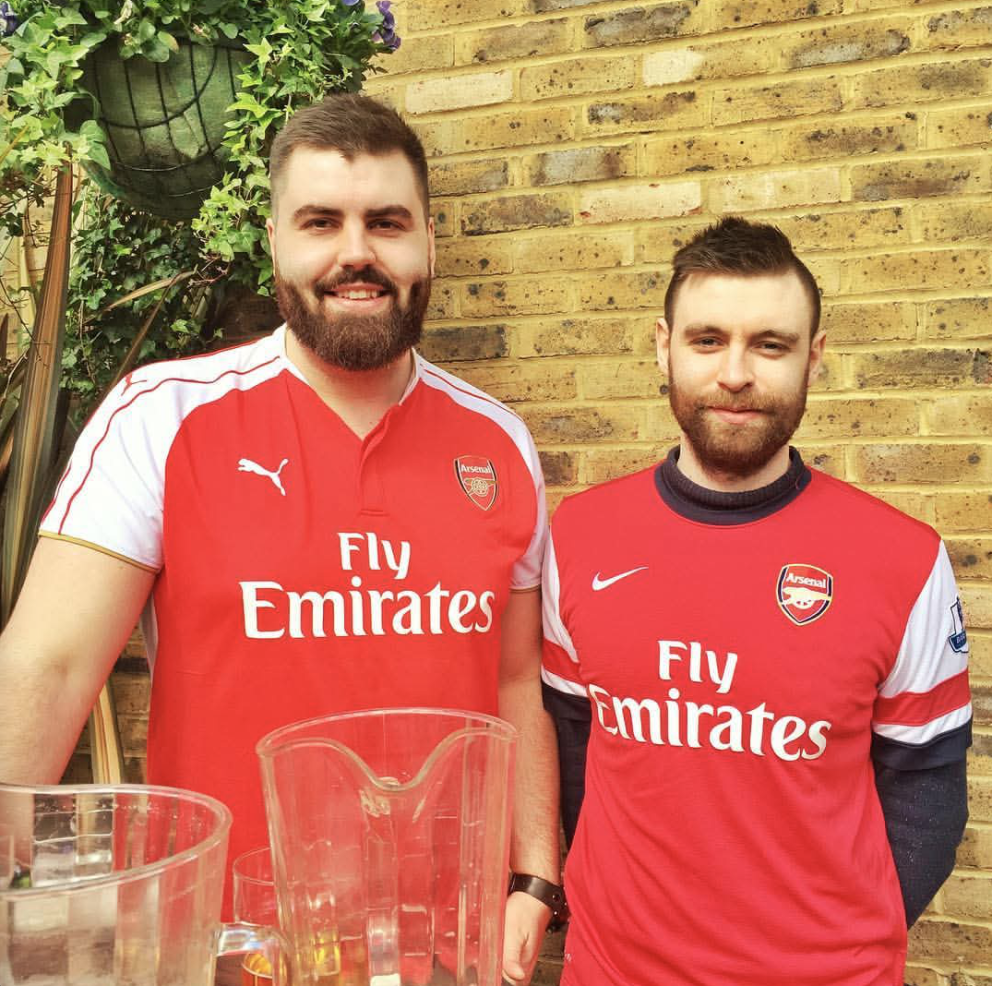 Þarna eru þeir bræður, Sævar og Egill, á Gunnerspub á leiðinni á leik hjá Tottenham og Arsenal. MYNDIR AÐSENDAR
