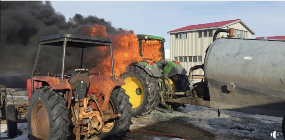 Dráttarvélin í ljósum lögum. MYND SKJÁSKOT