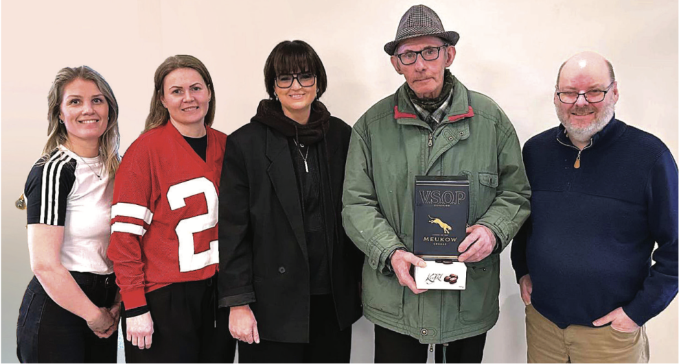 Guðmundur heimsótti Feyki og Nýprent í síðustu viku og fékk örlítinn glaðning í tilefni af tímamótunum. Þá var sammælst um það að hann héldi áfram á sömu braut og Vísnaþættirnir góðu halda því áfram. Á myndinni má sjá Guðmund ásamt starfsfólki Feykis og Nýprents sem alltaf hefur, með einum eða öðrum hætti, föndrað við þáttinn í gegnum tíðina. Frá vinstri: Klara, Sigga, Gunnhildur, Guðmundur og Óli Arnar. MYND GÍSLI SIGURÐSSON