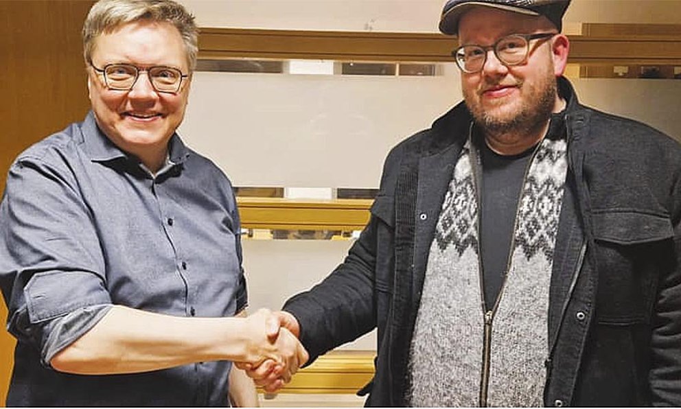 Guðmundur Ragnarsson, stjórnarformaður Selaseturs Íslands, og Örvar Birkir, nýr framkvæmdastjóri, takast í hendur. MYND: SELASETUR ÍSLANDS