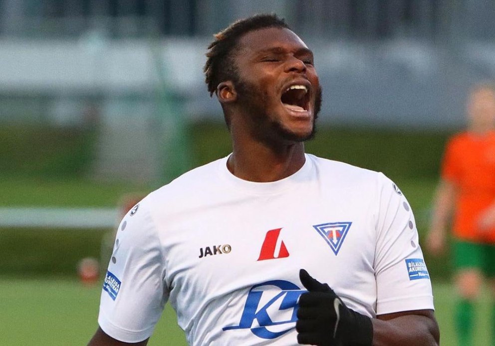 Sewa Marah hóf loks markaskorun fyrir Stólana í gær og þá dugði ekkert nema hat-trick. Hér er hann helsáttur eftir að hafa fullkomnað þrennuna. MYND: ÓAB