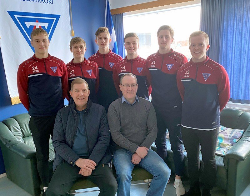 Þetta eru þeir Svend Emil Busk Friðriksson, Gabríel M. Jóhannsson, Atli Dagur Stefánsson, Jónas Ólafsson, Arnar Ólafsson, og Jóhann Daði Gíslason. Fyrir framan þá sitja Sigurður Halldórsson, formaður, og Magnús Helgason, gjaldkeri knattspyrnudeildar Tindastóls. Aðsend mynd.