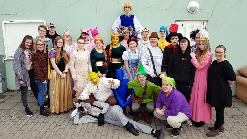 Stór hópur þeirra sem að sýningu Shrek koma en einhverja gæti vantað, hver veit. Mynd: PF.