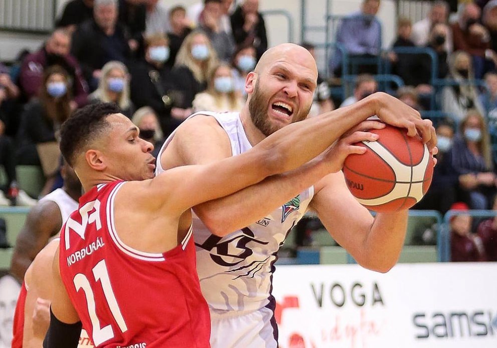 Siggi Þorsteins og Callum Lawson berjast um boltann. Okkar maður hafði betur í gærkvöldi. MYND: HJALTI ÁRNA