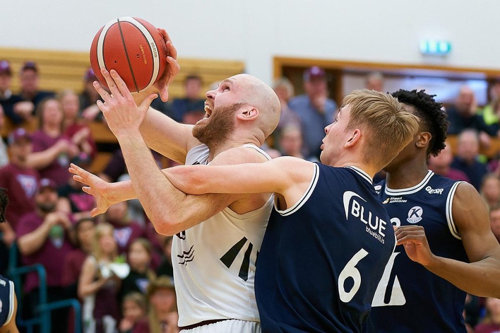 Baráttan heldur áfram í körfunni. MYND: SIGURÐUR INGI