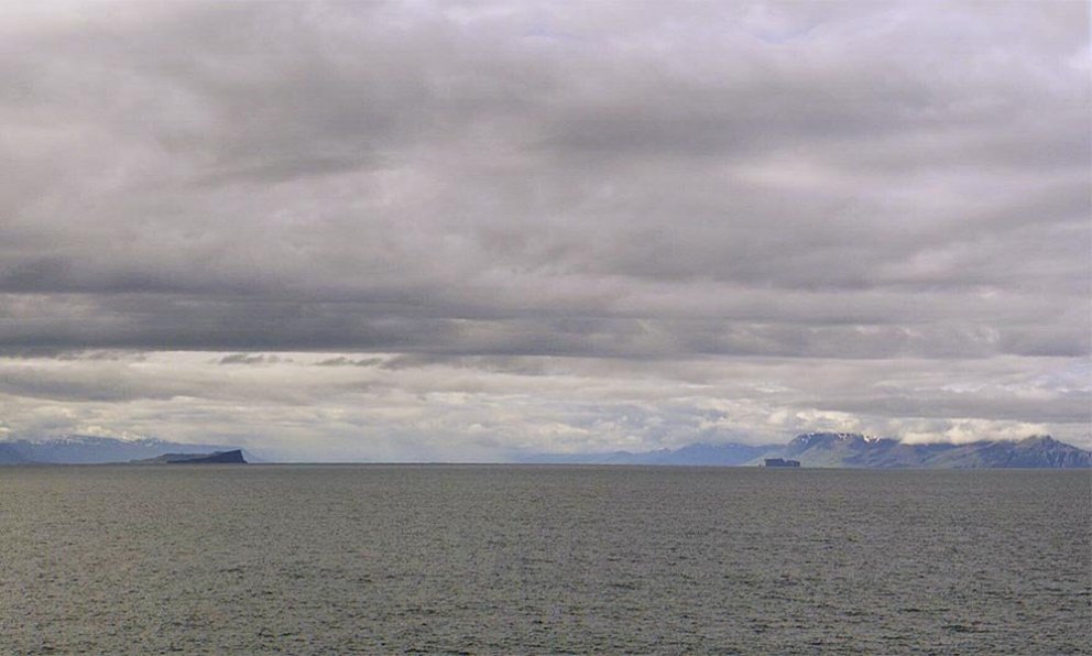 Hér sést inn Skagafjörð, Drangey og Tindastóll til hægri og Málmey og Þórðarhöfði renna saman í eitt til vinstri á myndinni. SKJÁSKOT