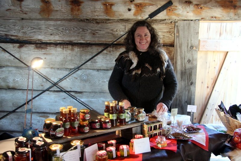 Sigrún Indriðadóttir stendur vaktina á bændamarkaði í sumar. Mynd: FE