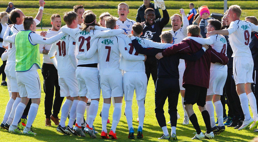 Stólarnir fagna sæti í 2. deild.  MYND: ÓAB