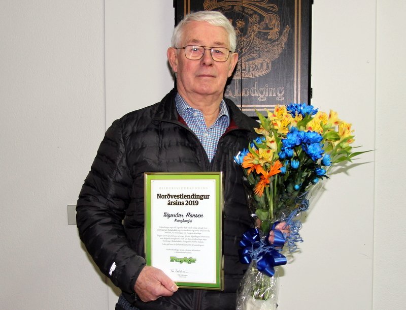 Sigurður Hansen komin með blómog skjal í tilefni dagsins. Mynd: PF.