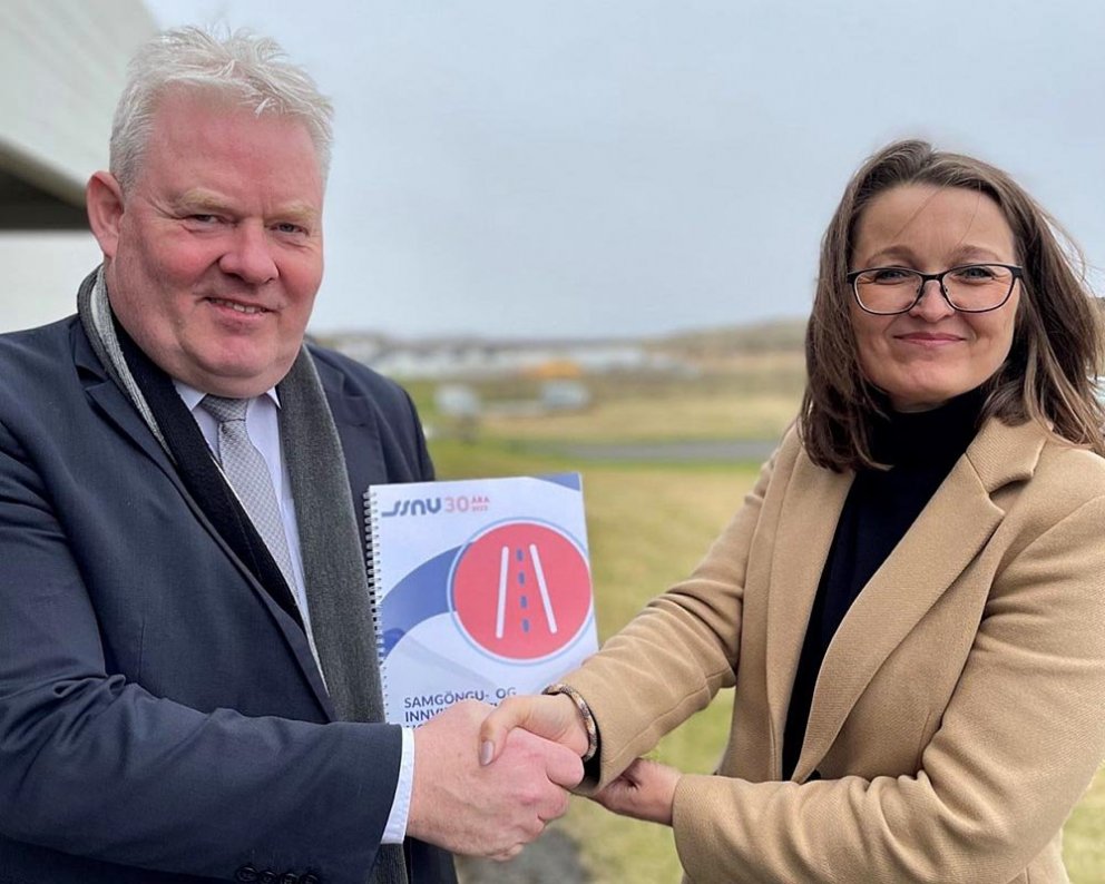 Sigurður Ingi Jóhansson, innviðaráðherra, veitir áætluninni viðtöku úr hendi framkvæmdastjóra. MYND AF VEF SSNV