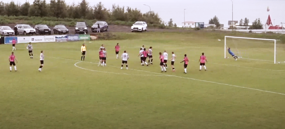 Sigurður Pétur er sá bleiki lengst til vinstri, boltinn er hvíta doppan á leiðinni í markið. VIð þetta mark misstu skarpir og skýrir lýsendur MagnaTV málið. SKJÁSKOT