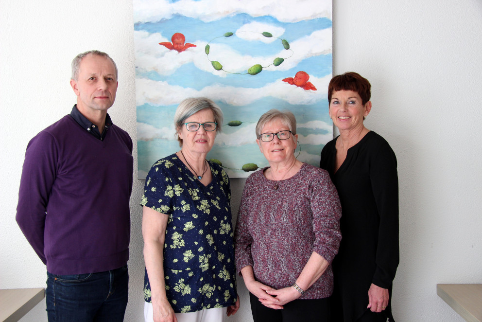 Örn Ragnarsson, Engilráð M. Sigurðardóttir, Elín H. Sæmundardóttur og Herdís Klausen við afhendingu hjúkrunarrúmanna góðu. Mynd: PF.
