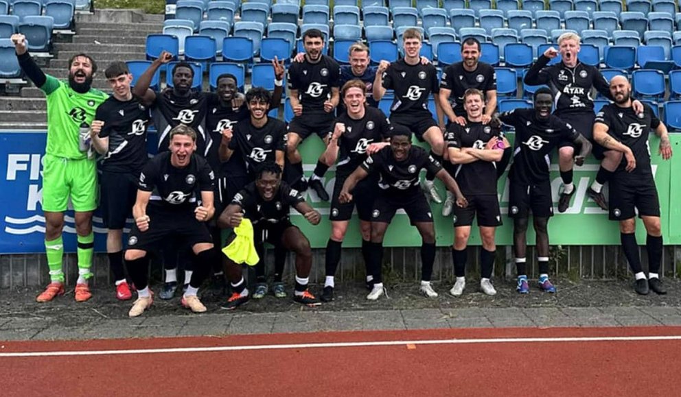 Kampakátir Kormáks/Hvatar menn að leik loknum. MYND AF AÐDÁENDASÍÐUNNI