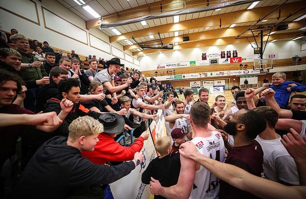 Það var stemning í Síkinu og stuðningsmenn Stólanna sáttir við sína menn. MYND: HJALTI ÁRNA