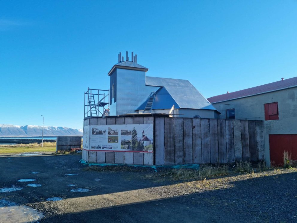 Silfrastaðakirkja bíður eftir því að fá að fara heim. Mynd:HMJ
