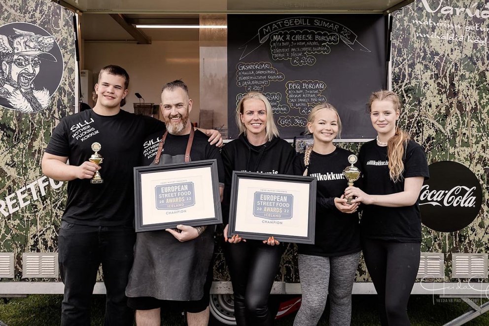 Sigurlið Silla kokks glaðbeitt um síðustu helgi eftir að hafa tekið við verðlaunum fyrir besta götubitann. Frá vinstri: Grétar Jóhannes Sigvaldason (Jói), Silli (Sigvaldi Jóhannesson), Elsa Blöndal Sigfúsdóttir, Petrós María Sigvaldadóttir og Róslinda Jenný Sverrisdóttir (dóttir Sverris Jóhanns Jóhannssonar - sonur Jóhanns Magna Sverrissonar (bróður Magga Sverris)). MYND: HEIDA HB