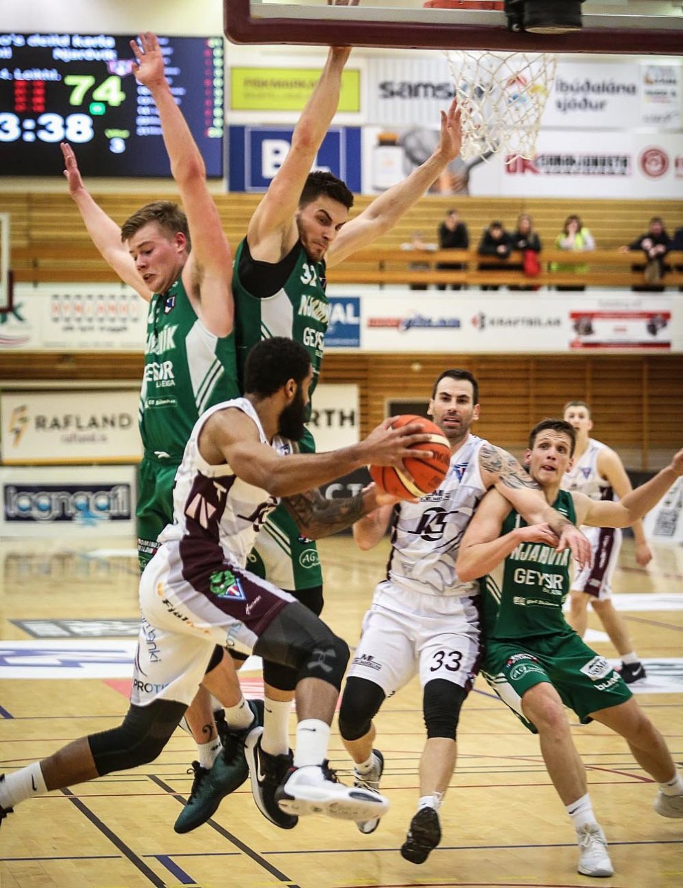 Simmons fer Þrengslin. Njarðvíkingum gekk illa að stoppa kappann. MYND: HJALTI ÁRNA