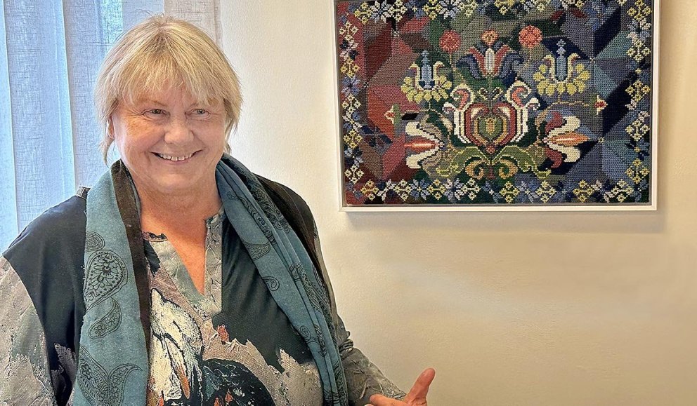 Sirrí við eina mynda sinna á opnunardegi sýningarinnar. MYND: ÓAB