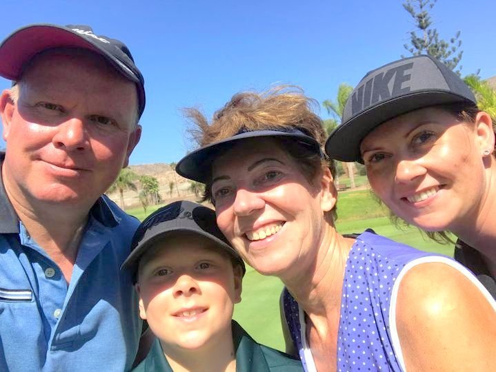 Sirrý Svavars nýr formaður Golfklúbbs Skafgafjarðar. Hér er hún ásamt Kristjáni Bjarna eiginmanni, Margréti Helgu dóttur sinni og Halli Atla dóttursyni. Mynd af Facebook.