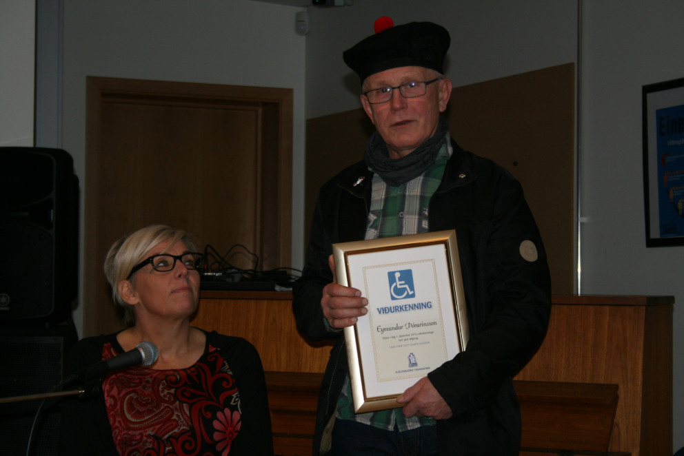 Þuríður Harpa Sigurðardóttir veitir Eymundi Þórarinssyni viðurkenningu fyrir aðgengismál. Mynd: KSE