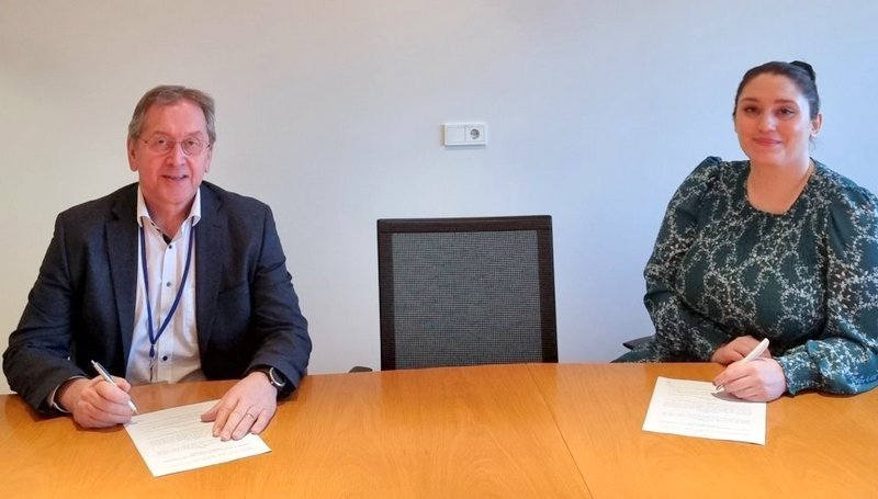 Tryggvi Þór Haraldsson forstjóri Rarik og Alexandra Jóhannesdóttir sveitarstjóri við undirskriftina. Mynd af Skagaströndis.