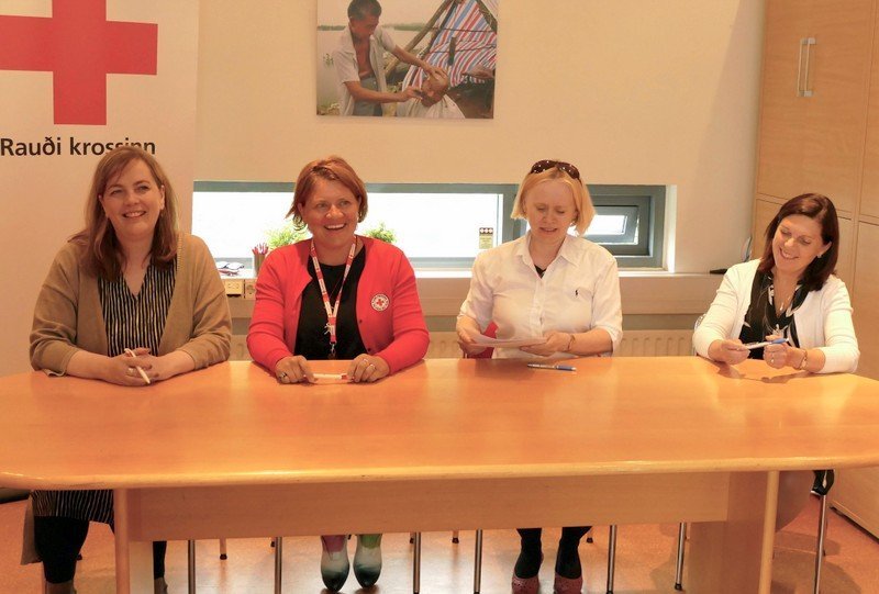 Við undirritun samningsins um kaup og rekstur sjúkrabifreiða. Svandís Svavarsdóttir, heilbrigðisráðherra, Kristín S. Hjálmtýsdóttir, framkvæmdastjóri Rauða krossins á Íslandi, Guðlaug Björnsdóttir og Ingibjörg Þorsteinsdóttir, frá Sjúkratryggingum Íslands. Mynd af sjukra.is