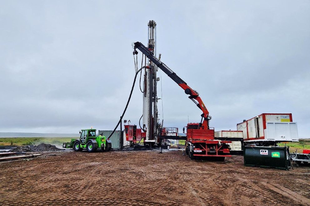 Frá borun holunnar nýju í sumar. MYND: SKV