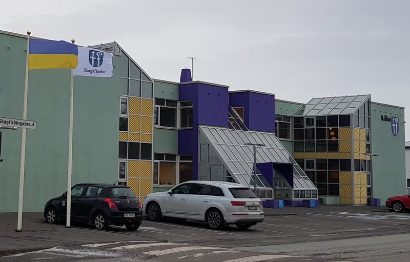 Úkraínski fáninn blaktir við hún við Ráðhús Sveitarfélagsins Skagafjarðar. Mynd: PF.