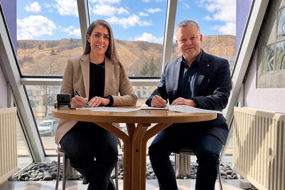 Marsibil og Sigfús Ingi skrifa undir samninginn. MYND AF SKAGAFJÖRÐUR.IS