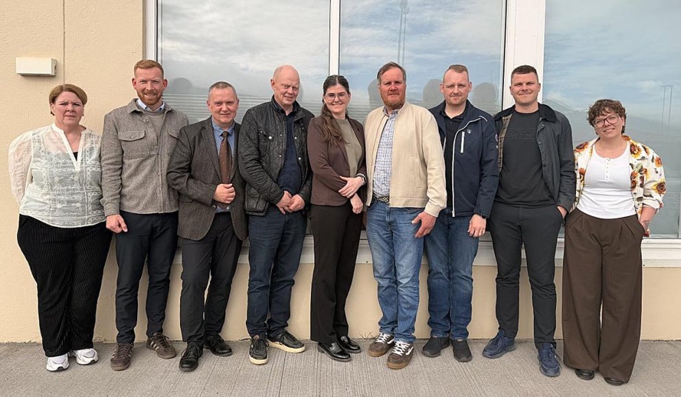 Ný sveitarstjórn Skagafjarðar fyrir utan Hús frítímans í gær. Frá vinstri: Sólborg. Magnús, Högni, Einar, Hrund, Sveinn, Eyþór, Guðlaugur og Elínborg sem var staðgengill Jóhönnu Eyjar á fundinum. MYND AF SKAGAFJÖRÐUR.IS Á neðri myndinni má sjá hvar Sigfúsi Inga, fráfarandi sveitarstjóra, var þakkað fyrir vel unnin störf en með honum á myndinni eru Guðlaugur Skúlason og Einar E Einarsson. MYND AF FB-SÍÐU HÖGNA ELFARS